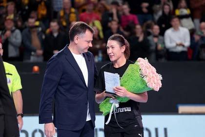 Юлия Манагарова провела заключительный матч в составе гандбольной команды Ростова 3 октября гандболистки ГК Ростов Дон в матче Суперлиги обыграли Университет со счетом 39 19 Финальный мяч в ворота соперниц забила Юлия Манагарова Для спортсменки это был последняя игра в составе донской команды После спортивного противостояния состоялась церемония проводов Юлии Манагаровой чья карьера признана была эталоном преданности спорту В частности капитана гандбольной команды поблагодарил губернатор Юрий Слюсарь Подпишись на нас в МАХ Подпишись на КП Ростов Прислать Новость