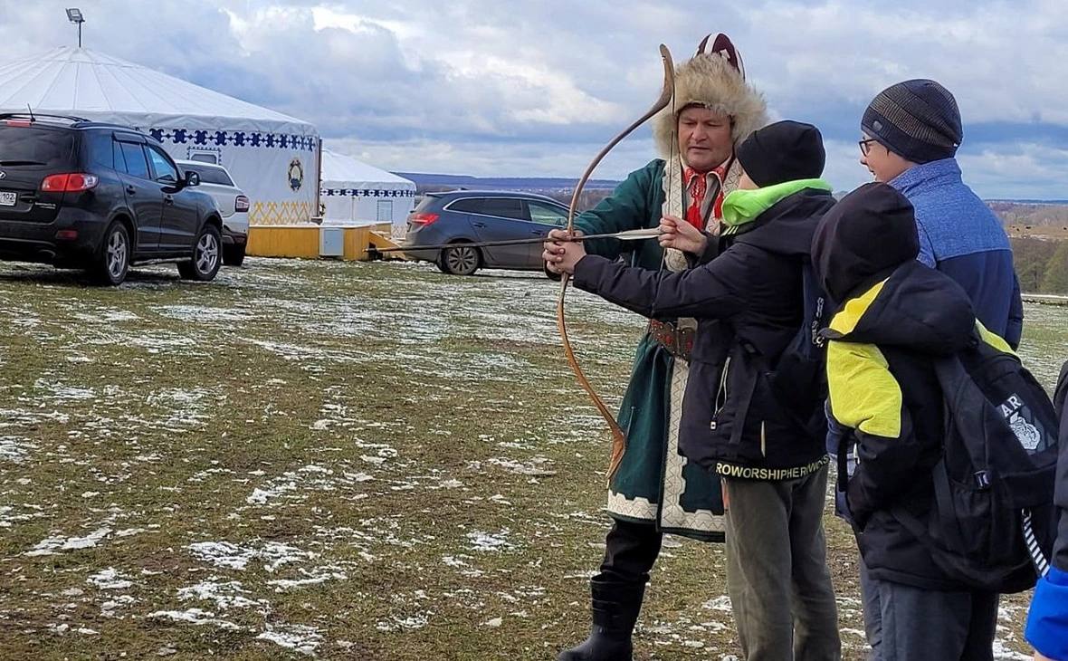 В Башкирии предложили создать туроператора для продвижения региона В Башкирии необходимо создать крупного туроператора который будет продвигать регион на российском рынке Об этом на панельной дискуссии Новые тренды и запросы современного туриста векторы развития малого и среднего предпринимательства сообщил председатель комитета Госдумы по туризму и развитию туристической инфраструктуры Сангаджи Тарбаев Поток туристов в Башкортостан высокий но потенциал у республики гораздо больше Нужно формировать крупного башкирского туроператора или кластер который станет локомотивом индустрии И уже через него выходить на федеральных коллег которые будут активно взаимодействовать с вашим регионом продвигать его на внешнем рынке сказал Тарбаев Глава Башкирии Радий Хабиров отметил что главным фактором для развития туризма в регионах остается наличие инфраструктуры Какие бы красоты и исторические достопримечательности ни были на территории люди туда не поедут если не будет дорог и комфортных мест размещения РБК Уфа в Telegram РБК Уфа в MAX