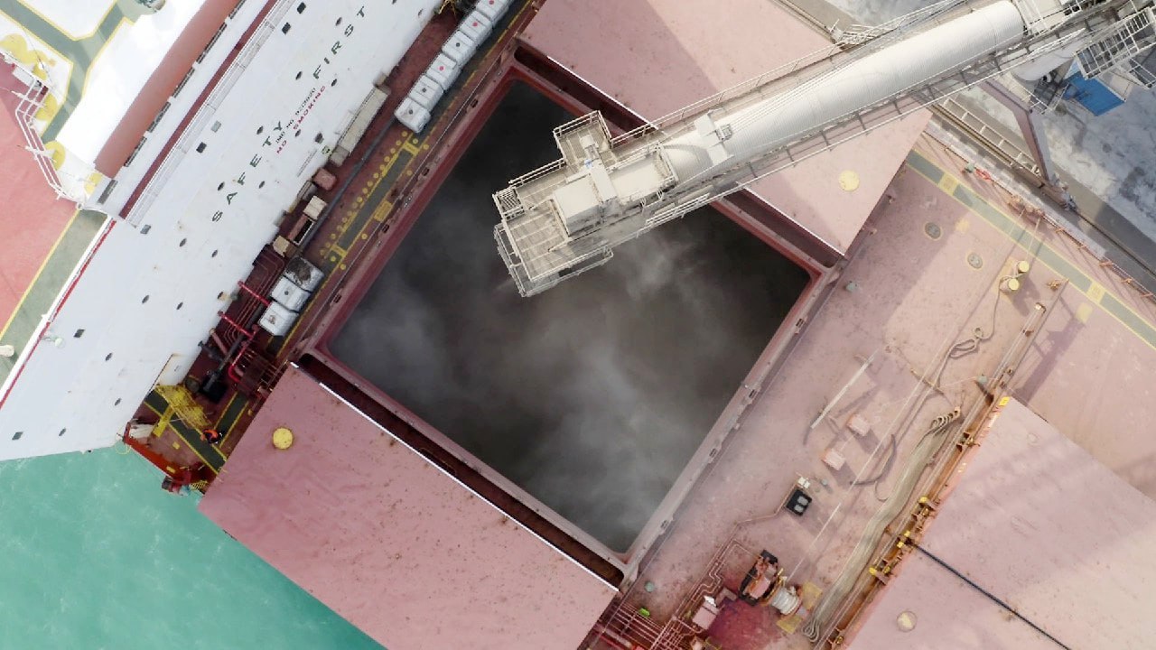 Российская ГК Дело планирует открыть в Омане зерновой хаб для поставок в страны Африки Об этом в интервью телеканалу Россия 24 сообщил председатель совета директоров группы компаний Дело Сергей Шишкарев Моя идея создать хаб по перевалке зерна возможной переработке либо торговые операции проводить на территории султаната Оман с последующим перераспределением доставкой зерна в африканские страны По его словам в первую очередь это касается государств восточного побережья Африки которые являются основными импортерами российского зерна Группа компаний Дело российский транспортно логистический холдинг основанный в 1993 году Является лидером морской перевалки и железнодорожной транспортировки контейнеров а также перевалки зерна в России Общая пропускная способность морских терминалов холдинга достигает 10 5 млн тонн зерна в год Африканская инициатива Telegram ВК Max