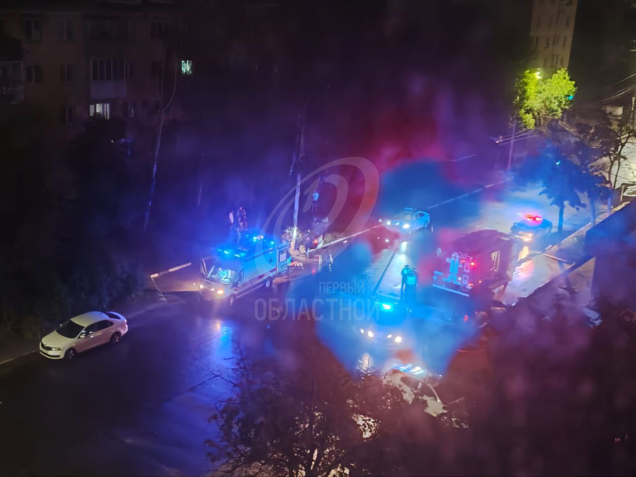 Сегодня ночью в Орле на Полесской иномарка врезалась в столб, травмированы трое человек. Согласно оперативной сводке регионального МЧС, авария произошла в 01:21. Водитель не справился с управлением и допустил наезд на опору освещения. К месту были вызваны машина скорой помощи, ГАИ, МЧС. Сотрудники пожарной части деблокировали пассажира и передали медикам. Сообщается, что в аварии пострадали молодой водитель и два пассажира. Все они доставлены в больницу, госпитализированы. За фото спасибо нашему подписчику