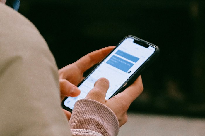 Мошенники придумали новый способ обмана доверчивых свердловчан через Telegram Новая схема мошенничества злоумышленники маскируются под сотрудников ТСЖ и требуют у жильцов отключить пожарную сигнализацию в доме Связь ведётся через Telegram пользователю приходит ссылка на бота с просьбой пройти авторизацию После этого жертве приходит сообщение якобы от портала Госуслуги где предупреждают что на её номер пытаются оформить кредит и предлагают ввести код для предотвращения мошенничества Далее в переписку подключаются так называемые операторы Госуслуг которые настоятельно просят прислать паспортные данные СНИЛС и ИНН Позже в разговоре появляются представители Роскомнадзора и даже правоохранительные органы uralweb ru