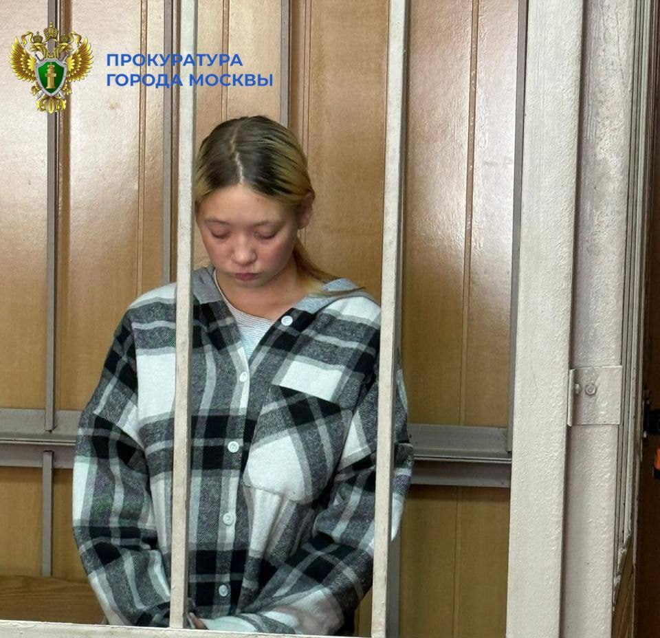 В Москве арестовали 20-летнюю девушку, она утопило свою новорожденную дочь в туалете.  Трагедия произошла в общежитии на улице Генерала Дорохова ещё в июне, но известно об этом стало только сейчас.   Следователи выяснили, что девушка родила в туалете и оставила ребёнка в чаше унитаза. Из-за этого малышка захлебнулся водой. Подобная история случилась, как вы помните, и с Екатериной Бурнашкиной, но тогда ребёнка удалось спасти.  Горе-мать задержали и возбудили уголовное дело по статье «убийство». Свою вину она признала, теперь ей грозит до пяти лет лишения свободы.       Прислать новость