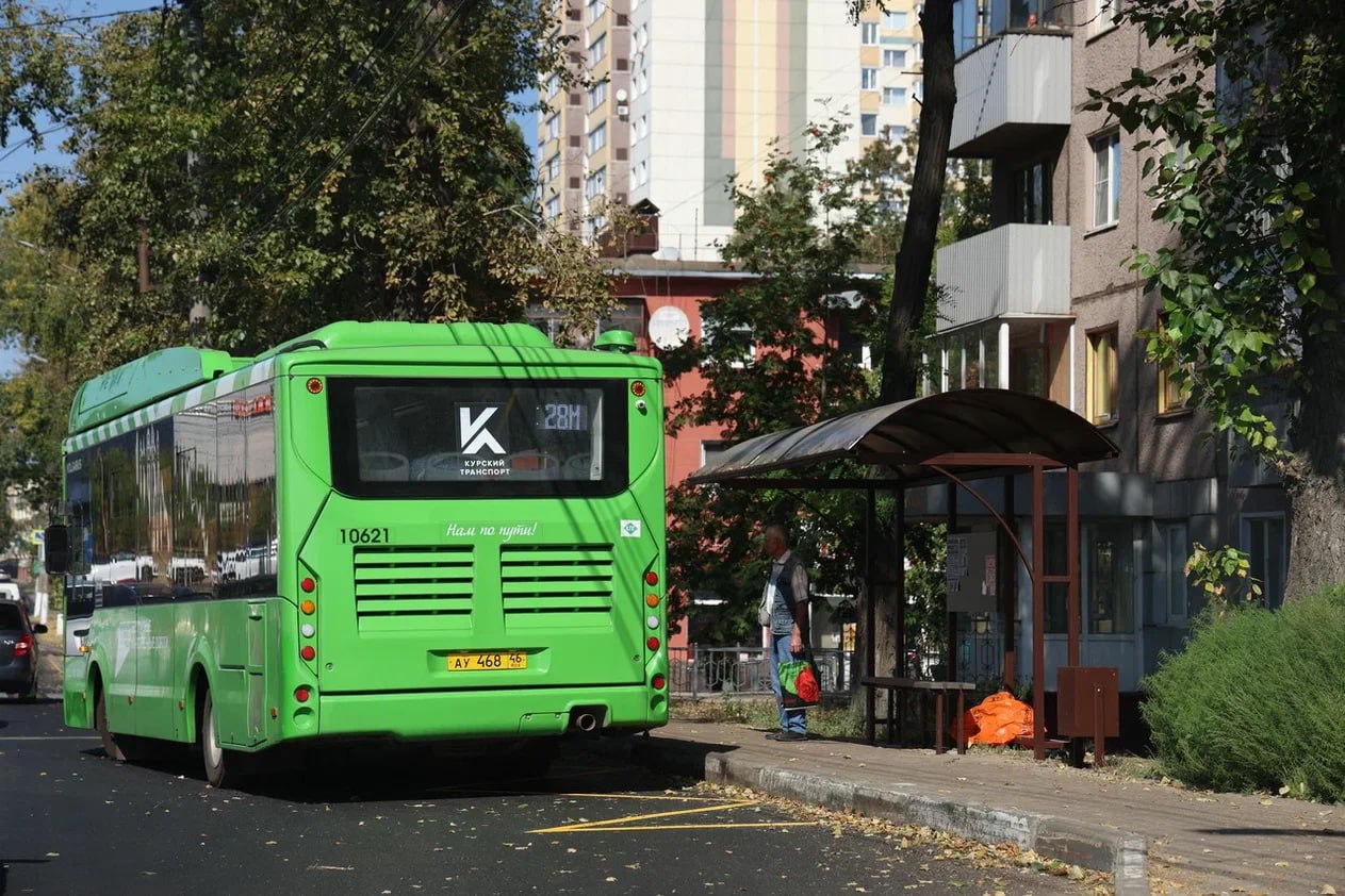 Минтранс Курской области проверяет случаи плохого самочувствия пассажиров из-за неработающих кондиционеров в автобусах Распространяющуюся по соцсетям информацию о плохом самочувствии пассажиров автобусов из-за неработающих кондиционеров прокомментировали в региональном министерстве транспорта и автомобильных дорог. По каждому инциденту проводятся проверки: специалисты из министерства изучают записи видеоархива транспортных средств, чтобы установить обстоятельства произошедшего. По условиям госконтрактов, температура в салоне не должна превышать 25 градусов. — В случае падения пассажиров в салоне транспортного средства водители обязаны незамедлительно проинформировать диспетчерскую, вызвать скорую помощь и Госавтоинспекцию для составления документов о происшествии, — подчеркнул врио министра транспорта и автомобильных дорог Курской области Александр Замараев. По состоянию на 21 июня в диспетчерскую службу о подобных ситуациях сообщений не поступало, однако специалисты продолжат проверку в ручном режиме. Куряне могут сообщить о неработающем кондиционере в салоне общественного транспорта и других нарушениях по телефону горячей линии 702-802. Фото из архива.