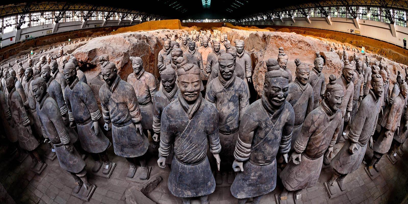 В октябре 2026 года в Москве откроется выставка Терракотовые воины наследие первого императора Она пройдет в Государственном историческом музее и будет посвящена одному из главных археологических чудес света гробнице императора Цинь Шихуанди В столицу привезут полноразмерные фигуры терракотовых воинов и подлинные артефакты той эпохи оружие древние украшения Город Москва в MAX и Telegram