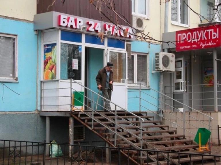 За последние 4 месяца 2025 года в Забайкальском крае прекратили работу 420 алкоточек в жилых домах сообщили в краевом правительстве Это стало результатом действия регионального закона запрещающего реализацию спиртного в магазинах которые расположены в многоквартирных домах МКД Всего в регионе насчитывалось 454 таких объекта Под запрет торговли спиртным попали магазины расположенные в МКД площадью менее 300 кв м и с уставным капиталом менее 500 тыс руб Остальные участники рынка согласно новому закону должны были перевести алкотовар в специализированные отделы в изолированных помещениях внутри торгового объекта с отдельной кассой и дверью РБК Восток в Telegram и MAX