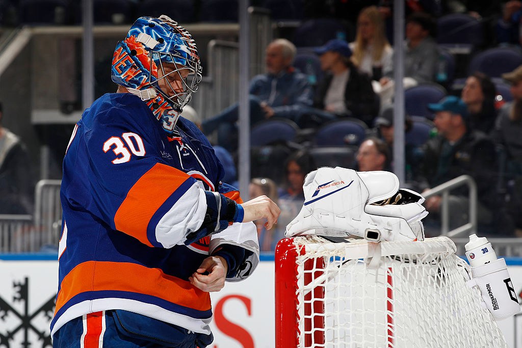 Илья Сорокин стал первой звездой матча против Тампы Он отразил 32 броска а Айлендерс победили со счётом 2 0 Кучеров и Василевский пропустили игру из за травм об этом вчера сообщил главный тренер Лайтнинг Джон Купер Игорь Шестёркин сделал 39 сейвов и стал второй звездой матча с Колорадо Но Рейнджерс уступили 2 3 news matchtv Sarah Stier Getty Images