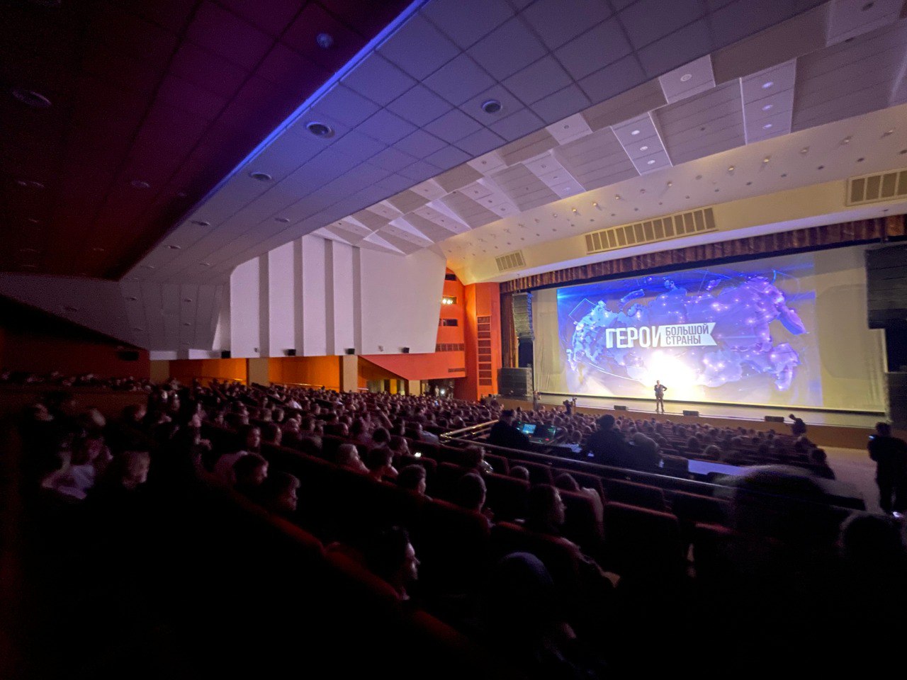 Оргкомитет национальной кинопремии Герои большой страны объявил номинантов на соискание наград Из 532 художественных документальных и анимационных фильмов и сериалов заявленных на кинопремию в финал вышли 55 проектов Кинопремия задает высокую планку Мало кому из участников удалось полностью соответствовать базовому набору из 17 ценностей и создать действительно образы героев большой страны Максимально приблизились к этой цели 55 проектов вошедших в итоговый шорт лист отметил генеральный продюсер кинопремии Михаил Чурбанов Среди номинантов Ландыши Такая нежная любовь В списках не значился На деревню дедушке Левитан Голос Победы и другие картины Итоги кинопремии Герои большой страны будут подведены 5 6 февраля в Национальном центре Россия На торжественной церемонии жюри назовет обладателя главной награды Большой Золотой звезды и имена победителей в 19 индустриальных и смысловых номинациях Проект реализуется при поддержке Президентского фонда культурных инициатив Подписывайся на Культурную волну в MAX