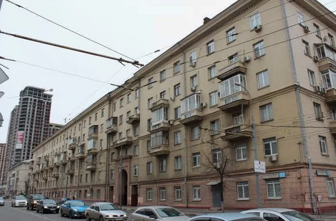В Москве женщина выпала из окна, пытаясь покормить дворовую кошку. Всё произошло в доме по 1-й улице Машиностроения. По словам очевидца, он увидел в окне пенсионерку, которая пыталась привлечь внимание дворового кота. Судя по всему, женщина хотела покормить животное, но не удержалась и сорвалась. По данным «Базы», женщина упала с 4-го этажа прямо на глазах у очевидцев. Несмотря на относительно небольшую высоту, она погибла. Подписывайтесь, это Baza