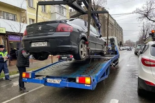 В Краснодарском крае эвакуаторы обязали приезжать за 15 минут Депутаты ЗСК приняли поправки в краевой закон теперь уполномоченные организации должны начинать эвакуацию автомобиля на штрафстоянку в течение 15 минут с момента уведомления диспетчерским центром В регионе насчитывается почти 2 5 млн авто третье место в стране Спикер ЗСК Юрий Бурлачко отметил что это ускорит восстановление движения снизит риски пробок и ДТП а также дисциплинирует водителей в части соблюдения правил парковки Сказки перед сном для взрослых Краснодар Сегодня Телеграм ВСЁ оставайтесь на связи с нами в MAX   max ru krd 00