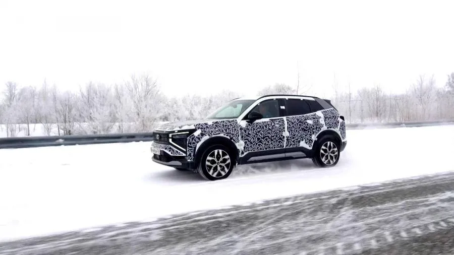 Озвучены планы ежегодного производства Lada Azimut Глава Ростеха Сергей Чемезов сообщил президенту Владимиру Путину что кроссовер Lada Azimut планируют выпускать в количестве 70 тыс штук в год Серийное производство модели должны запустить в третьем квартале текущего года Стартовая линейка двигателей модернизированные 1 6 л 120 л с и 1 8 л 132 л с трансмиссии шестиступенчатая механика и вариатор В будущем возможно появление 150 сильного турбомотора с классическим автоматом Чемезов выразил уверенность что новинка изменит отношение потребителей к отечественному автопрому в положительную сторону Объём производства АвтоВАЗа в 2025 году составил 325 тыс штук что на 38 меньше чем годом ранее Продажи Lada на российском рынке за прошлый год снизились на 26 2 до 338 5 тыс штук Подробнее   Подпишись на MASHNEWS в МАХ