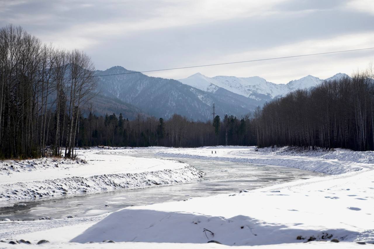 В Байкальске в мае начнутся работы по реконструкции селезащитного сооружения на полигоне отходов БЦБК Общая стоимость реконструкции составит 390 миллионов рублей Финансирование проекта осуществляется за счет средств федерального областного и местного бюджетов в рамках национального проекта Экологическое благополучие Ключевой задачей проекта является реконструкция двух водоотводных каналов общей протяженностью более 2 2 км с шириной по дну 1 5 м монтаж водопропускных гофрированных труб и создание насыпных дамб перенос существующих инженерных коммуникаций Это критически необходимое гидротехническое сооружение IV класса предназначено для безопасного отвода поверхностных вод и предотвращения негативного воздействия на окружающую среду в первую очередь на экосистему Байкала Данное сооружение обеспечит не только безопасность жителей Слюдянского района но и местной инфраструктуры в том числе федеральной трассы и железной дороги отметил глава региона Игорь Кобзев Также Губернатор подчеркнул что cтроительство селезащитных сооружений на Байкале входит в перечень поручений Президента РФ Владимира Путина находится на контроле заместителя Председателя Правительства России Дмитрия Патрушева Подписывайтесь на Правительство Иркутской области в MAX