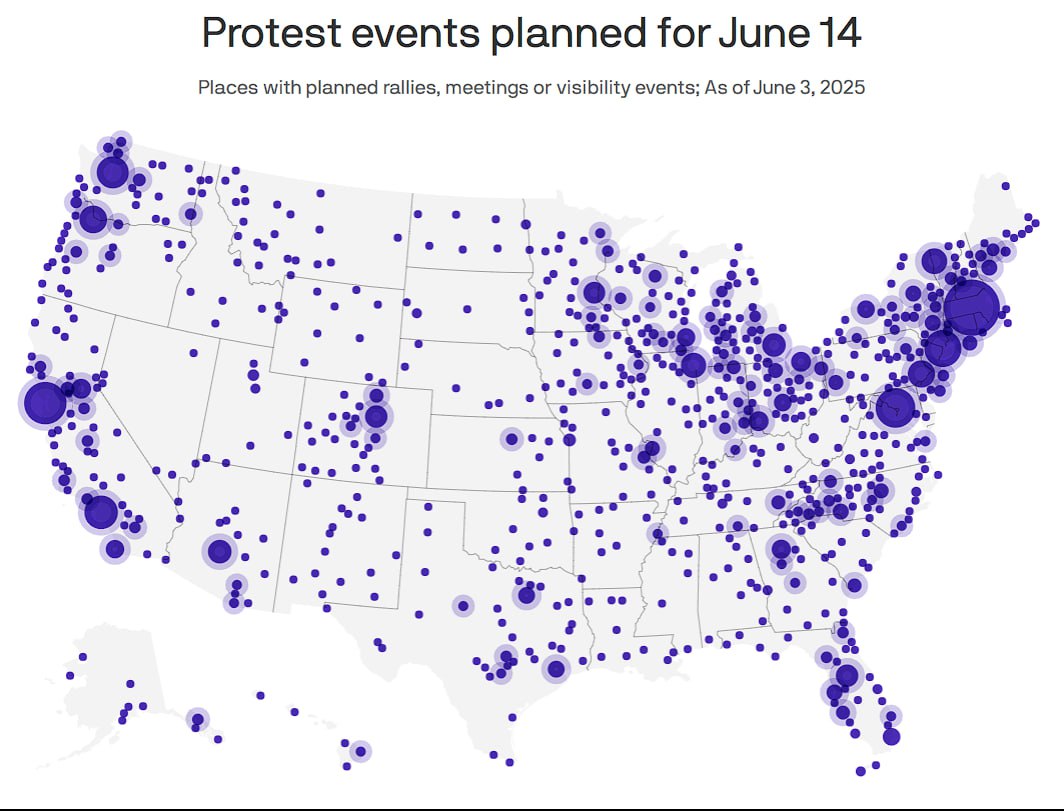 В США готовятся к масштабным протестам против Трампа. Акция «Без королей» должна охватить более 1500 городов во всех штатах. Протесты приурочены к военному параду, который Трамп устраивает в Вашингтоне по случаю своего дня рождения и 250-летия армии США 14 июня, — сообщает Axios. Регнум