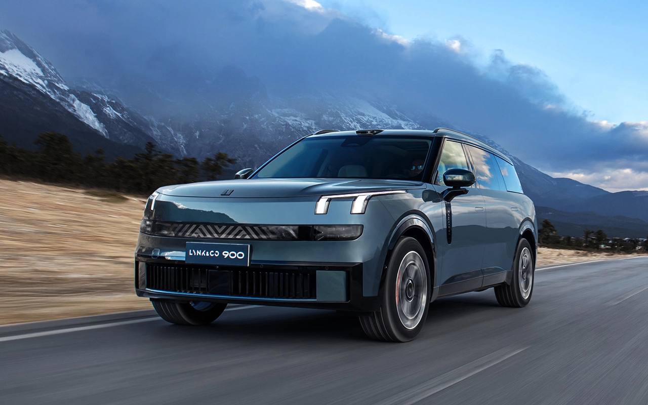 Lynk & Co 900 дебютировал на китайском рынке Флагманский гибридный кроссовер в базовых версиях оснащается 1,5-литровым турбомотором, а также двумя электромоторами — на передней и задней оси. Общая мощность Lynk & Co 900 в такой конфигурации составляет 720 л.с., разгон от 0 до 100 км/ч занимает 4,8 секунды. В топе кроссовер получит три электромотора, помимо ДВС, и общую мощность 845 л.с. При полной зарядке Lynk & Co 900 имеет запас хода до 1443 км. Как сообщило издание CarNewsChina, стоимость автомобиля начинается от 289 900 юаней около 3,27 млн руб. . Машина в максимальной комплектации обойдется в 396 900 юаней 4,48 млн руб. . «Стоимость «под ключ» пока оценить сложно, так как автомобиль в Китае продают пока что со скидкой, но скоро цена немного повысится. Но в любом случае она будет примерно в два раза больше цены на китайском рынке», — рассказал Autonews представитель компании Olympicauto.