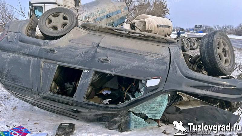 Смертельная авария случилась на трассе Каменоломни — Новочеркасск  Водитель «Шевроле Блейзер» на затяжном повороте зацепил обочину, после чего внедорожник выбросило под встречный грузовик «Мерседес» с кислородными цистернами.   После столкновения машины отлетели в кювет, а одна из емкостей с кислородом была повреждена.  В результате ДТП 60-летний водитель «Шевроле» скончался на месте, сообщает «Новочеркасск Сегодня».