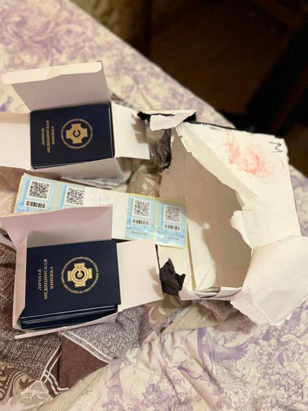 На Камчатке арестовали продавцов поддельных больничных. Двух участников ОПГ, изготавливавших фальшивые документы, заключили под стражу. Среди задержанных — 18-летний студент и 36-летний местный житель. По версии следствия, группа подделывала дипломы, медкнижки и справки, сбывая их через сообщников в других регионах. Обыски прошли в том числе в поликлинике Петропавловска-Камчатского. Подписаться Предложка Чат