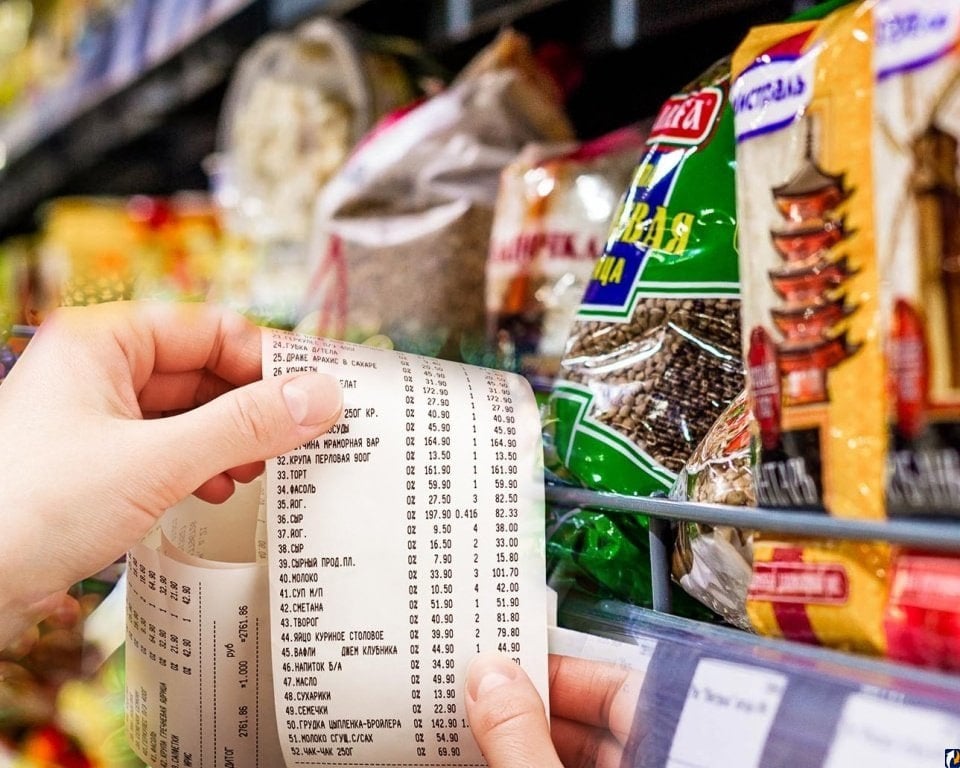 В январе цены на продукты и товары в России вырастут на 10-15%, предупреждают экономисты.   Это связано с инфляцией, введением новых налогов и обычным увеличением цен после новогодних праздников.