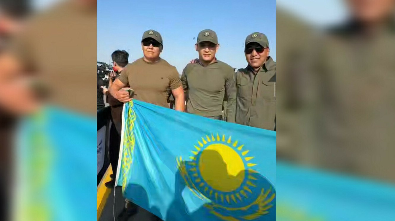 Казахстанские спецназовцы лидируют на международном турнире SWAT Challenge Пять команд из Казахстана успешно стартовали на международном турнире для спецподразделений SWAT Challenge в Дубае передает ArbatMedia SWAT Challenge престижные международные соревнования где полицейские спецподразделения и силовые структуры со всего мира демонстрируют профессиональное мастерство в экстремальных условиях Женская команда Томирис стала лидером среди женских сборных и заняла 22 е место в общем зачете Спортсменки проявили высокий уровень подготовки обойдя ряд мужских команд Мужские сборные Казахстана распределились в общем зачете следующим образом первая вторая четвертая и десятая позиции Участникам предстоит пройти еще несколько этапов турнира Прислать новость