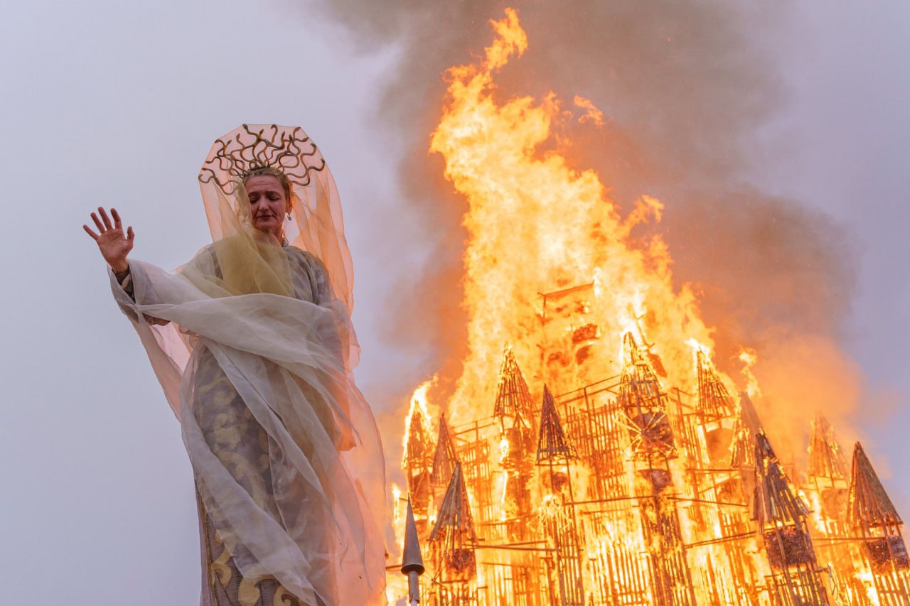 В этом году захватывающие огненный перформанс в арт парке Никола Ленивец можно будет увидеть онлайн По традиции на Масленицу сжигают чучело а в арт парке Никола Ленивец в Калужской области загорится масштабный арт объект Придумал его основатель арт парка Николая Полисский а собирали гигантское сооружение 27 человек в течение 2 месяцев Арт объект представляет собой метафорический лес из 16 разновысоких башен В центре находится подиум на который перед сожжением поднимут шар символизирующий сердце Для просмотра Масленицы онлайн необходимо зарегистрироваться на официальном сайте   KUDAGO