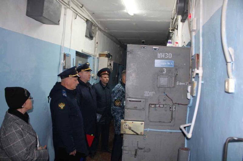 Прокуратура бьет тревогу из за условий в камчатских колониях Прокуратура Камчатки проверила условия содержания в колонии 5 и в региональном исправительном центре где отбывают наказание приговоренные к принудительным работам В ходе проверки осмотрены общежития столовые и производственные зоны Вместе с общественными наблюдателями надзорное ведомство обнаружило нарушения прав осужденных передает Камчатка Сегодня Выявлены нарушения соблюдения условий содержания привлечения осужденных к труду недостаточность материально бытового обеспечения констатировали в прокуратуре Прокуратура потребовала немедленно устранить все нарушения и привлечь виновных должностных лиц к ответственности Мы в MAX