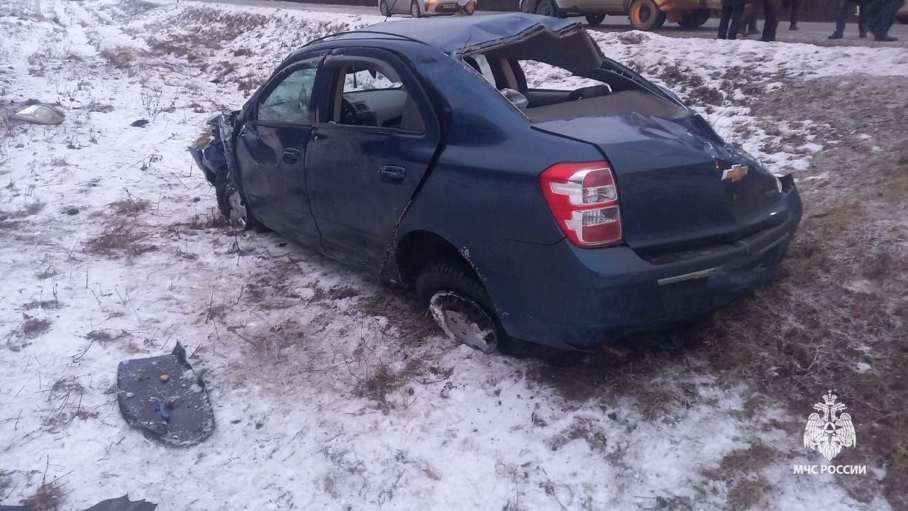 В ДТП в Гафурийском районе пострадали 4 человека, из них 3 детей   Сотрудники МЧС России работали на месте ДТП вблизи населённого пункта Краснодубровск на автодороги "Красноусольск-Стерлитамак".  Женщина, управляя автомобилем Шевроле Кобальт не справилась с управлением и совершила съезд в кювет.   В результате ДТП погибших нет. Пострадали водитель и 3 ребёнка  10, 11 и 12 лет . Дети с различными травмами доставлены в больницу.  Причина происшествия устанавливается, на месте работают сотрудники Госавтоинспекции.