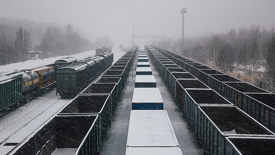 Погрузка на ГЖД в январе – ноябре 2024 года составила 24,4 млн тонн, что на 7,4% меньше показателя за аналогичный период 2023 года. За 11 месяцев в том числе погружено: нефти и нефтепродуктов – 7,6 млн тонн  -15% к январю – ноябрю 2023 года , лесных грузов – 2,4 млн тонн  на уровне прошлого года ; черных металлов – 2,2 млн тонн  -5,7% ; цемента – 1,9 млн тонн  -18,3% ; химических и минеральных удобрений – 1,9 млн тонн  +2,2%  и т.д. Снижение погрузки обусловлено в том числе погодой, внеплановыми ремонтами на предприятиях-грузоотправителях, введение федеральным правительством ограничений на экспорт нефтепродуктов.