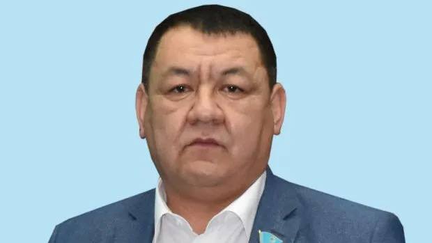 Экс депутат пробыл в розыске всего один день В Шымкенте бывшего депутата маслихата Куаныша Даулеталиева объявили в розыск но уже в течение суток его задержали и доставили в суд По данным ДП причиной стало то что на Даулеталиева подали жалобу об оскорблении Ему направили уведомление о дате заседания но в суд он не явился После этого было вынесено постановление о принудительном приводе 2 сентября его местонахождение установили а полицейские доставили экс депутата в суд Дорогие читатели если вы стали свидетелями каких то событий либо вам нужна информационная помощь то можете отправить информацию видео и фото сюда infoztb или wa me 77779419900 ztb qaz