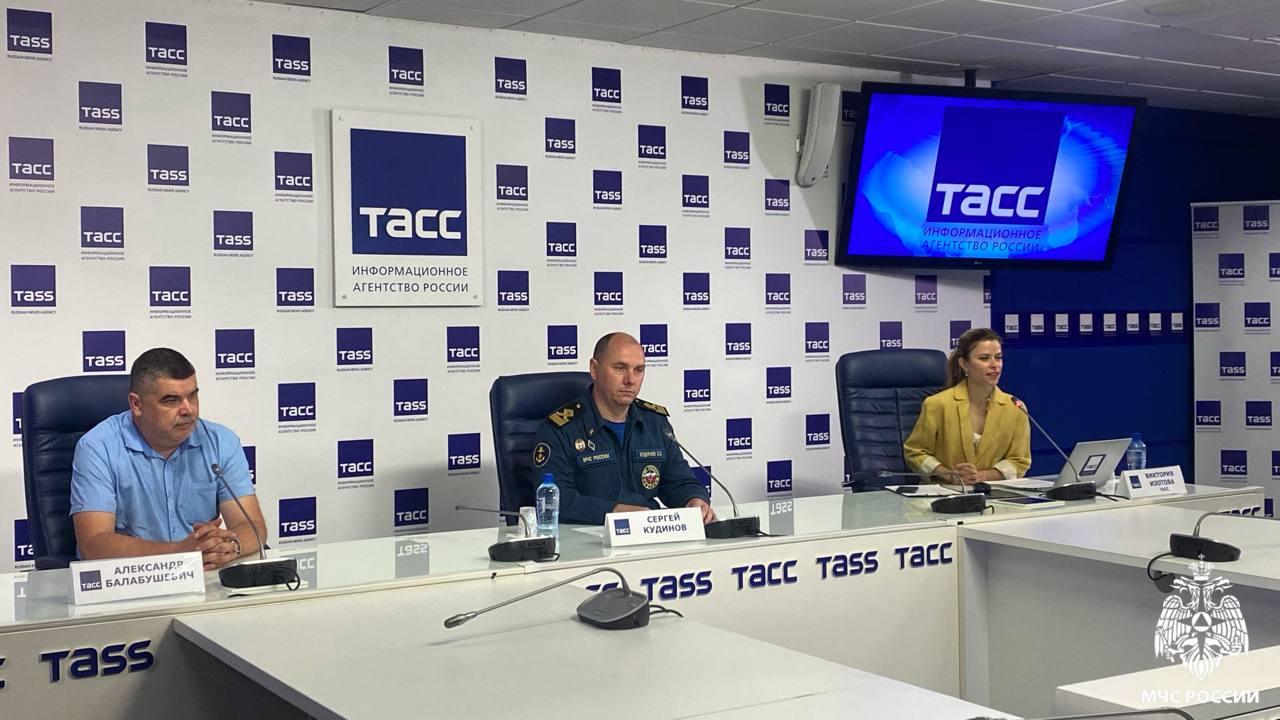 Купальный сезон в Новосибирской области открыт С 1 июня на водоемах региона уже погибли 3 человека, в том числе 1 подросток. Еще одного мужчину ищут до сих пор. Жара и непрогретая вода способствуют увеличению происшествий на водоемах. В этом году запланирована работа 23 пляжей. 2 пляжа уже открыты на базах отдыха. Планируется, что на следующей неделе начнут функционировать и многие другие. В купальный сезон 2025 года будут выставлены 76 спасательных постов. 12 из них уже работают на акваториях. С 1 июня специалисты ГИМС МЧС России увеличили количество патрулирований в 2 раза. Они обследуют водоемы и напоминают людям о соблюдении правил безопасности на воде. В этом им помогают и внештатные инспекторы. «Будет продолжен мониторинг водоемов и с воздуха. Это помогает выявлять места одиночного купания и пресекать нарушения, а значит и гибель людей. Как правило, трагические случаи происходят в местах, непредназначенных для купания. Нередко люди заходят в воду, где на береговой линии никого нет, что сводит шансы на спасение к нулю», – уточнил заместитель начальника Главного управления МЧС России по Новосибирской области главный государственный инспектор по маломерным судам Новосибирской области Сергей Кудинов. Люди погибают в воде и по медицинским показаниям. От купания в водоемах лучше отказаться людям с сердечно-сосудистыми заболеваниями и в состоянии алкогольного опьянения, когда нарушаются терморегуляция и сердечный ритм. «Когда разгоряченный человек резко ныряет в еще непрогретую воду, это грозит рефлекторной остановкой дыхания, спазмом сердечно-сосудистой системы, потерей сознания, а следовательно гибелью. Не нужно забывать и про «травму ныряльщика», когда человек может травмировать шейный отдел позвоночника при резком ударе головой о дно водоема», – подчеркивает главный врач городской станции скорой медицинской помощи Александр Балабушевич. Соблюдай правила безопасности на воде. Не попадай в печальную статистику.