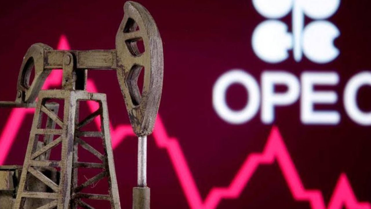 Нефтяной картель ОПЕК оставил без изменений свой прогноз по росту спроса на нефть на текущий и следующий годы.   Согласно прогнозу, темпы роста спроса на нефть в 2025 году будут составлять 1,45 млн. баррелей в сутки, а в 2026 год - 1,43 млн. баррелей в сутки. Оценка спроса на нефть на 2025 год - 105,20 млн. баррелей в сутки, на 2026 год - 106,63 млн. баррелей в сутки.   Учитывая структуру потребления, которую ОПЕК закладывает в прогноз, рост спроса на нефть будет расти в 2025 году поквартально.   Вместо вывода:  ОПЕК не ждет рецессионных явлений в мировой экономике и в экономиках крупнейших потребителей нефти, а это значит спрос будет расти умеренными темпами, что благоприятно для сектора.    ОПЕК пока не закладывает последствия от геополитических трений и изменений в свои оценки спроса.    В такой ситуации, с учетом планового наращивания добычи нефти странами-участницами картеля с апреля, для наших нефтяников в фокусе остаются два ключевых фактора - цены на нефть и курс рубля.  Не рекомендация!   #ИнвестИдеи   Мой закрытый канал с сигналами  Ставьте лайк  , если канал полезен