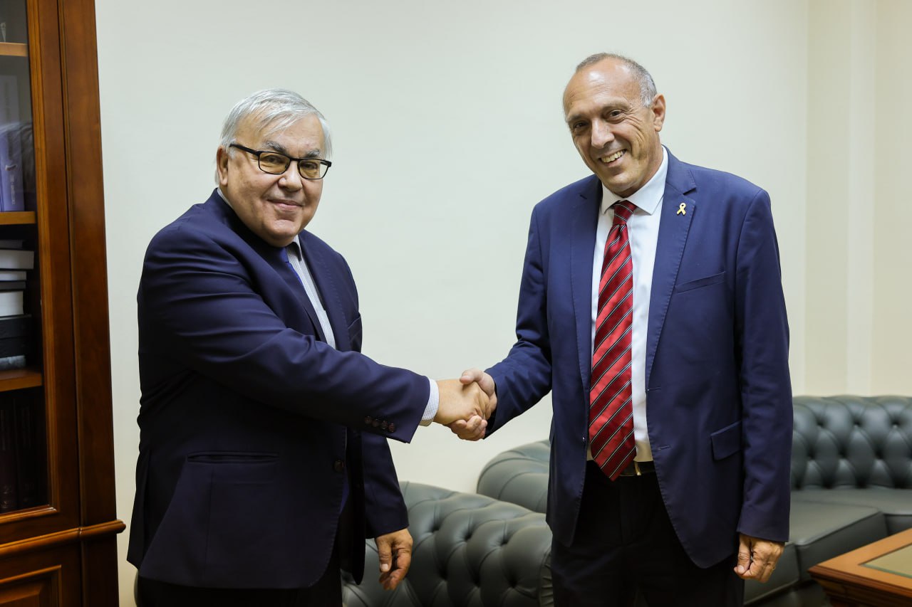 3 ноября заместитель Министра иностранных дел Российской Федерации Сергей Вершинин принял назначенного Посла Государства Израиль в Москве Одеда Йосефа вручившего копии верительных грамот В ходе состоявшейся беседы основное внимание было уделено перспективам развития российско израильских отношений Отмечена важность продолжения контактов по всем направлениям двустороннего сотрудничества Состоялся обмен мнениями по ситуации в регионе Ближнего Востока