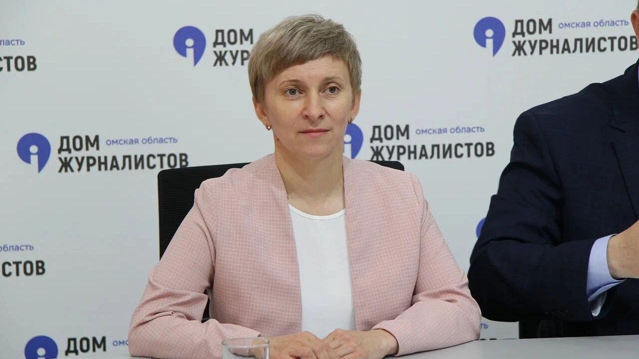 В омском ведомстве, экс-глава которого попал под суд,произошло новое назначение. Омский губернатор подписал новое распоряжение, касающееся кадрового вопроса. Ничего особенно нового: просто Олесе Кайль, которая вот уже год занимает пост заместителя министра труда и социального развития, продлиликонтракт. Еще на годик – а дальше будет видно. До назначения госпожа Кайль руководила департаментом занятости населения в том же ведомстве, а еще раньше преподавала информатику в школе. Были времена… Мы готовы пожелать Олесе Александровне успехов, ведь фронт работы у нее непростой. Проблема не только в специфике социальной сферы: бывшего министра Куприянова и его бывшего перзама Добрых совсем скоро начнут судить из-за взяток и превышения полномочий. Сложное, получается, ведомство. Надеемся, что не проклятое. Написать в редакцию можно здесь.