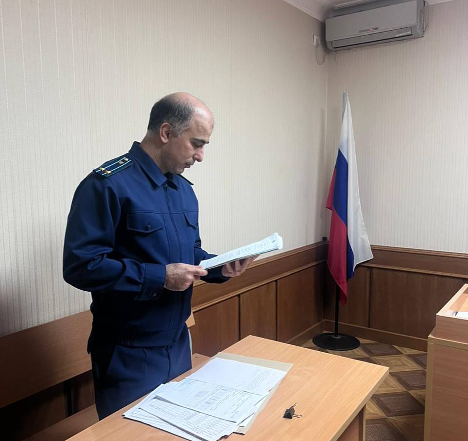 Прокуратура Хасавюртовского района поддержала государственное обвинение по уголовному делу вотношении жителя Ставропольского края участвовавшего во вторжении на территорию Ботлихского района Республики Дагестан Хасавюртовским районным судом с участием государственного обвинителя прокуратуры района вынесен приговор в отношении жителя Ставропольского края Он признан виновным в совершении преступления предусмотренного ст 317 УК РФ посягательство на жизнь военнослужащих в целях воспрепятствования законной деятельности указанных лиц по охране общественного порядка и обеспечению общественной безопасности В судебном заседании установлено что мужчина в августе 1999 года будучи несовершеннолетним в составе вооруженной банды участвовал во вторжении на территорию Ботлихского района В ходе боестолкновения с российскими военнослужащими участники банды осуществили массированный обстрел в результате которого погибли и получили ранения военнослужащие С учетом позиции государственного обвинителя суд назначил участнику банды наказание в виде 8 лет лишения свободы в исправительной колонии общего режима