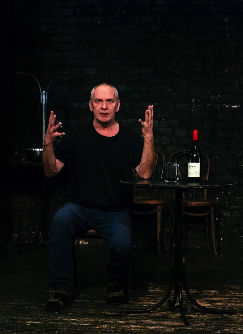 В театре Особняк сообщили о тяжёлом заболевании художественного руководителя У Дмитрия Поднозова диагностировано онкологическое заболевание состояние оценивается как тяжёлое впереди длительное и сложное лечение В театре отметили что сейчас основное внимание сосредоточено на поддержке Дмитрия Одновременно под вопросом оказалась и дальнейшая работа самого театра в ближайшие месяцы художественный руководитель не сможет участвовать в репетициях и показах а значительная часть репертуара была связана именно с его постановками Представители Особняка подчеркнули что будут информировать о развитии ситуации и возможных решениях по судьбе театра Подробная информация о том как можно помочь опубликована по ссылке Фото Особняк Театр Подписаться на Петербургский дневник в MAX