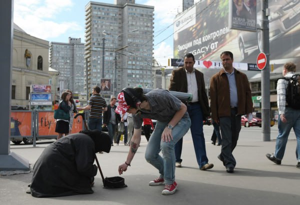 Коренных всё меньше В Москве наметилась тенденция к снижению представителей славянской популяции становится все больше армян таджиков киргизов а коренных москвичей всё меньше Доля индивидуумов русской национальности которые в течение трех поколений рождались в Москве составляет только 5 процентов пишет МК со ссылкой на данные Института общей генетики им Н И Вавилова РАН Тенденция характерна для городов миллионников и приводит к замене генофонда коренного населения расширению этнического состава росту межэтнических браков Мы составили карту рождаемости детей у разных этнических групп Приоритет за узбеками азербайджанцами армянами говорят ученые В ЦАО Москвы в частности на Арбате по данным исследователей отмечается более высокая плотность целого ряда разных этнических групп армяне евреи татары украинцы азербайджанцы грузины молдаване и другие Таджиков и узбеков к примеру много в Западном и Восточном Бирюлево