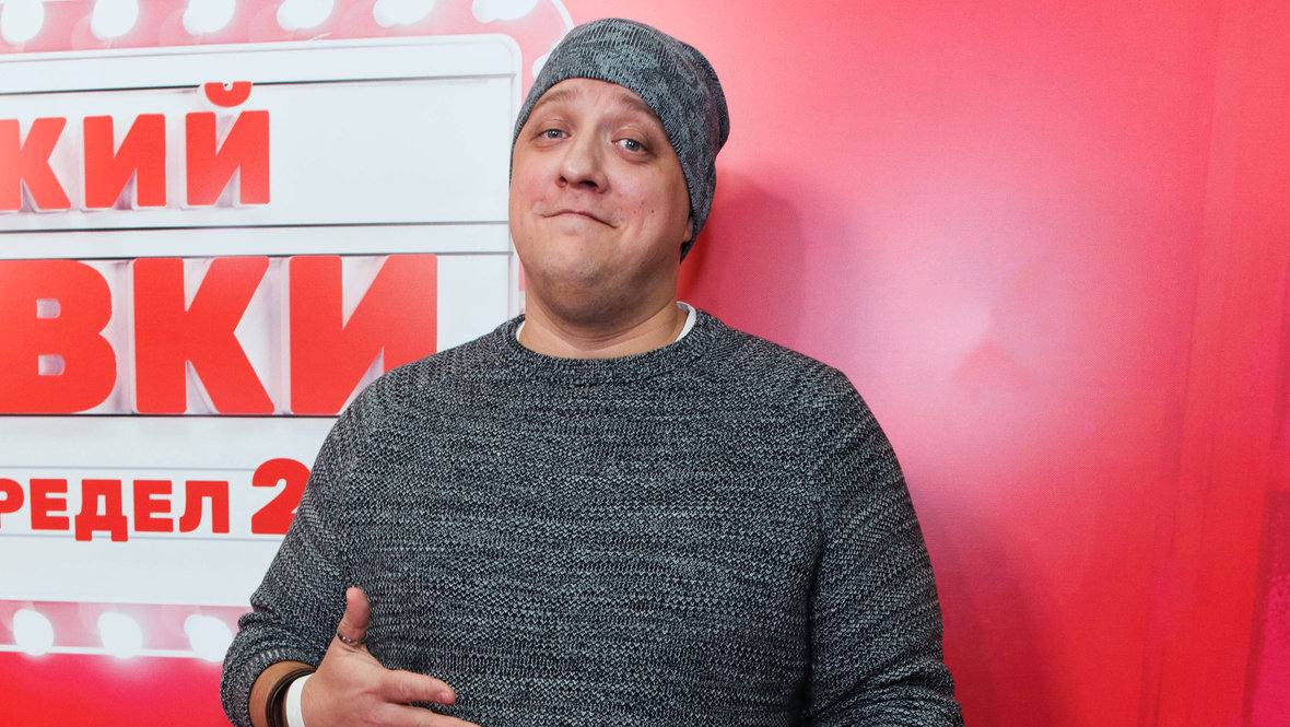 Умер Роман Попов Он снимался в роли Мухича в сериале Полицейский с Рублёвки Shot Ему было 40 лет   Первый Московский