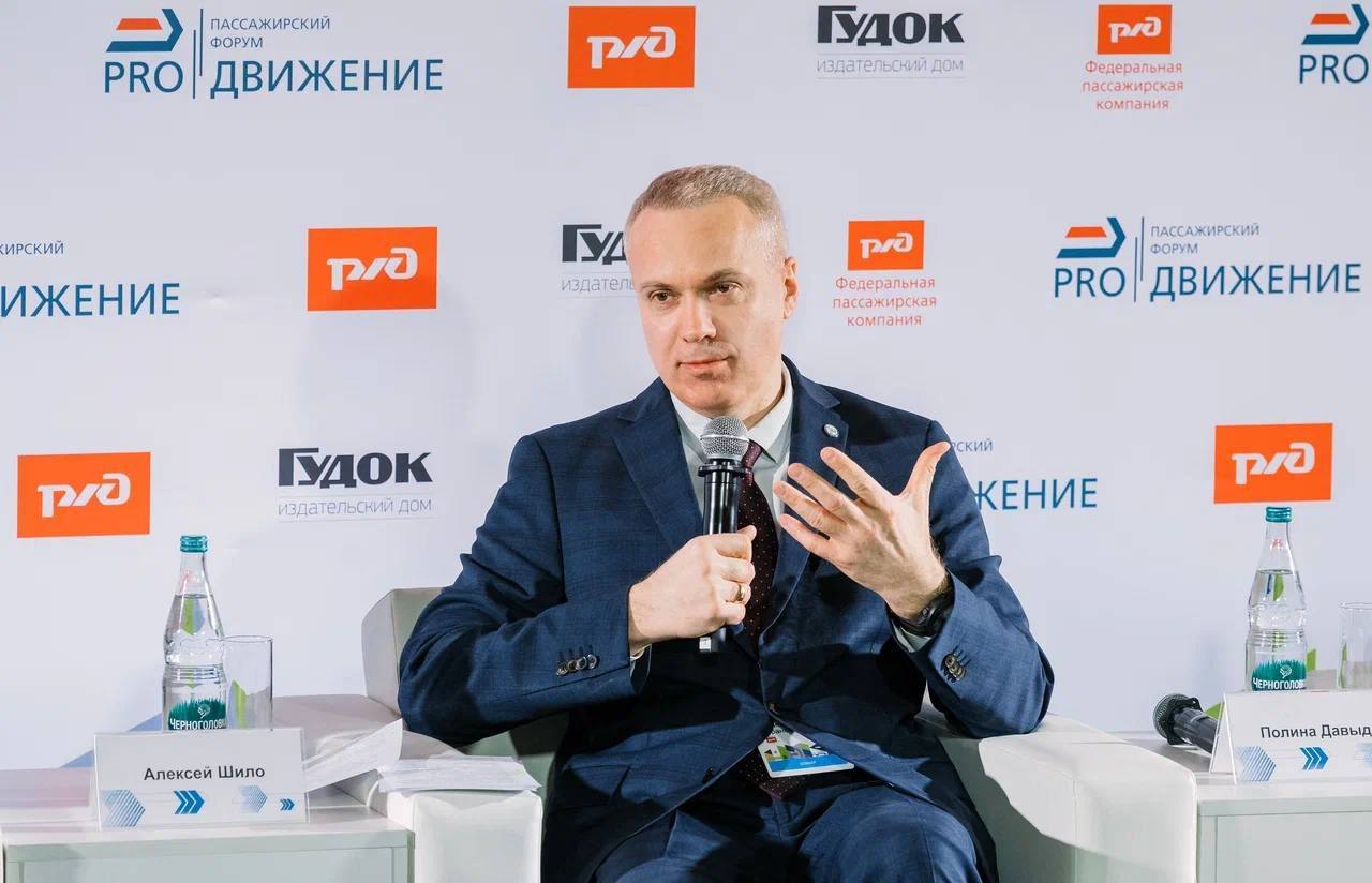 На новых вокзалах ВСМ появится система биометрии О проекте рассказал замминистра Алексей Шило на форуме PRO Движение В ходе дискуссии участники обсудили стратегии формирование транспортной связанности регионов цифровые тренды и развитие клиентских сервисов Замминистра обозначил важность создания единой транспортной платформы для пассажира которая позволит минимизировать потери времени в пути Для этого есть несколько опций формирование оптимального маршрута поездки и покупка билета через одно окно а также увеличение скорости транспорта в городской среде Речь шла и о внедрении технологии биометрии Минтранс активно работает над кибербезопасностью перевозок сохранение персональных данных пассажиров ключевой приоритет Биометрические технологии используются уже сейчас например в Московском метрополитене Кроме того в рамках строительства ВСМ по нацпроекту Эффективная транспортная система закладываются новые вокзалы где уже есть биометрия Это перспектива ближайших лет Биометрия продолжит развиваться и она точно будет безопасна сказал Алексей Шило всм этс Минтранс в MAX