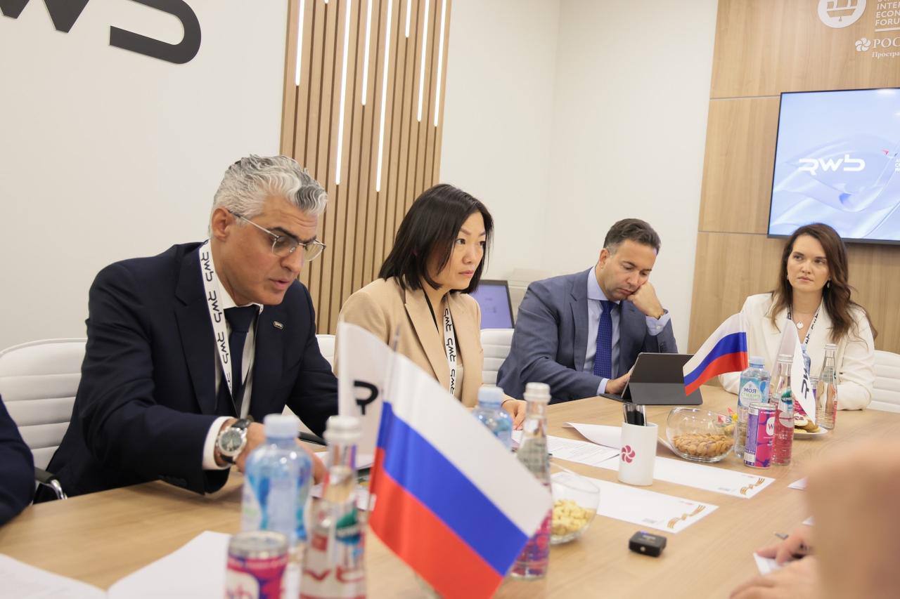 ПМЭФ 2025: к проекту Wildberries & Russ «Платформа роста» присоединился Дальний Восток. Эта инциатива поддерживает развитие малого и среднего предпринимательства в регионах и помогает бизнесу с логистикой, рекламой, аналитикой и продвижением. Старт «Платформа» на Дальнем Востоке сегодня сегодня на ПМЭФ дали глава компании Татьяна Ким, главный исполнительный директор РВБ Роберт Мирзоян, а также глава Минвостокразвития Алексей Чекунков и руководитель Корпорацим развития Дальнего Востока и Арктики Николай Запрягаев. Ким отметила, что программа создает новые возможности для предпринимателей даже в самых отдаленных уголках страны, а запуск в Арктике и Калининграде уже дал ощутимые результаты.