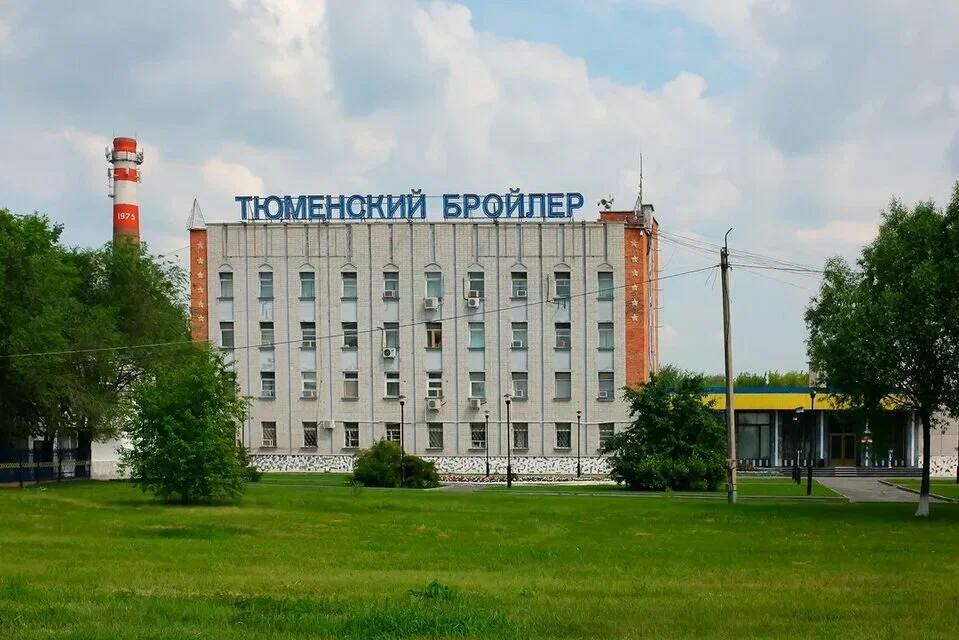 Тюменская птицефабрика группы Продо получила экологический иск на 88 5 млн рублей  20 октября арбитражный суд Тюменской области принял к производству иск Росприроднадзора к АО Продо Тюменский Бройлер на 88 5 млн рублей Речь идет о возмещении экологического ущерба причиненного озеру Каскаринское Надзорное ведомство установило что в 2023 году птицефабрика сбрасывала в озеро неочищенные сточные воды причинив вред окружающей среде  АО Продо Тюменский Бройлер крупнейшая птицефабрика Тюменской области В 2024 году предприятие получило выручку 6 7 млрд рублей а чистая прибыль составила 205 млн рублей Птицефабрика входит в группу Продо одного из крупнейших российских производителей продукции из мяса птицы колбасных изделий полуфабрикатов и мясных деликатесов С декабря 2024 года 100 группы принадлежит Андрею Городилову Ранее мы писали о растущем интересе природоохранных органов к предприятиям АПК и прогнозировали рост количества экологических исков в России В августе мы писали о том как Россельхознадзор пытается взыскать с Ока Молоко более 174 млн рублей за экологический ущерб В том же месяце суд оштрафовал Сибагро на рекордные 2 4 млрд рублей за загрязнение природы   Агрономика
