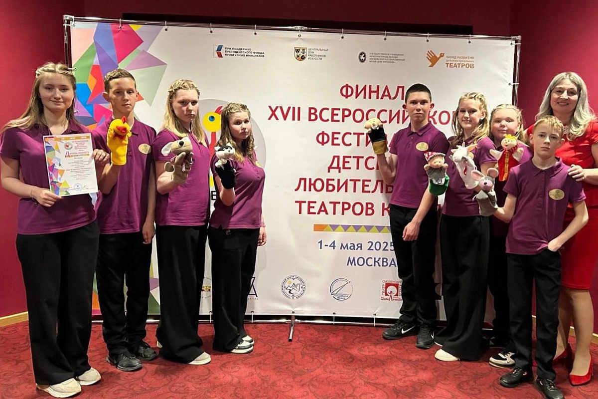 Инклюзивный театр кукол «Лукоморье» Комьянской школы Грязовецкого округа стал лауреатом в финале Всероссийского фестиваля «Первые шаги». Об этом сообщил в своем телеграм-канале глава региона Георгий Филимонов. «Конкуренция серьезная — более 100 коллективов, из них 44 дошли до финала, в том числе инклюзивный театр кукол «Лукоморье» Комьянской школы, - рассказал Георгий Филимонов. - На сцене Центрального дома работников искусств в Москве наши театралы показали спектакль «Как в деревне Мухоморы...». Руководитель — Татьяна Кузнецова». Отметим, что в жюри конкурса входят режиссеры, драматурги, актеры со всей России. Вологодский коллектив стал лауреатом 3-й степени.