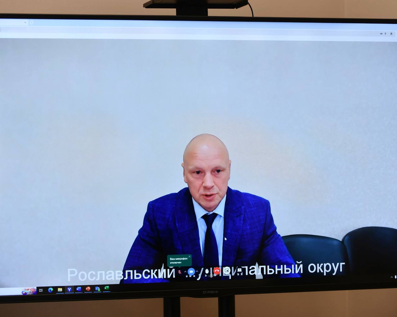 Сильные дожди, грозы и порывистый ветер стали причиной значительных перебоев в электроснабжении по всему региону. В режиме видеоконференции провёл оперативный штаб по ликвидации последствий непогоды и возобновлению подачи электроэнергии для жителей Смоленской области.  На данный момент в этой работе задействовано 78 бригад "Смоленскэнерго", в составе которых 299 специалистов и 127 единиц спецтехники. Применяем резервные источники электроснабжения в Ельнинском, Рославльском и Угранском округах. За последние три дня поступило 4331 обращение о нарушениях в электроснабжении. Сейчас без электричества остаются порядка 870 человек в 34 населенных пунктах.   Все обращения к главам округов и другим организациям прорабатываются ответственными ведомствами. Аварийно-восстановительные работы продолжатся сегодня ночью. Оперативный штаб будет контролировать ситуацию до полного восстановления электроснабжения.  Уважаемые смоляне, прикладываем все усилия, чтобы как можно скорее вернуть свет в ваши дома. Спасибо за терпение и понимание!