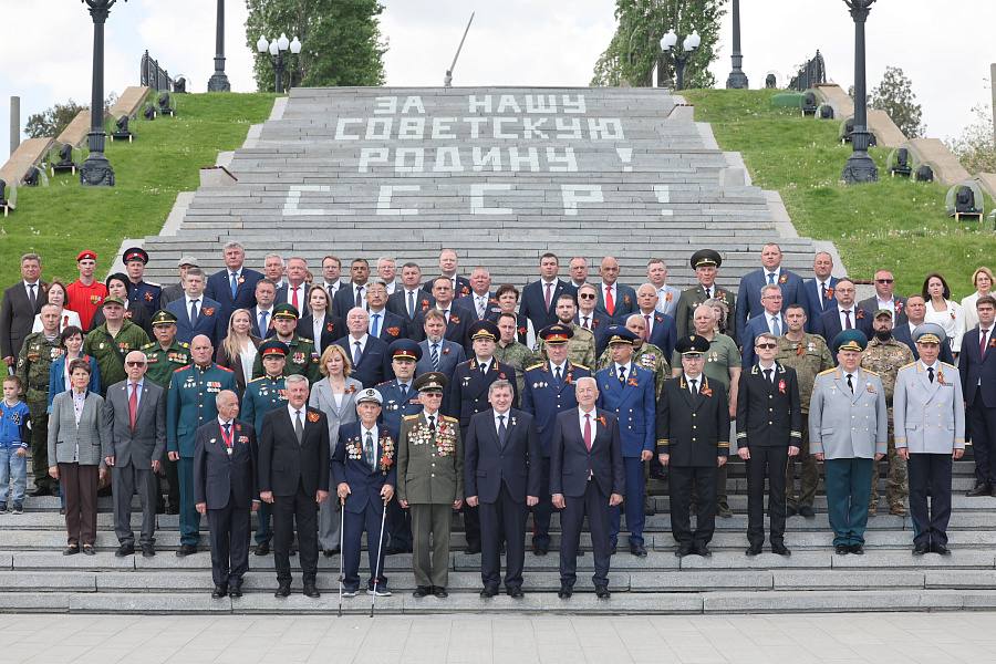 У Мамаева кургана увековечили подвиг городов-героев и воинской славы, рубежей Сталинградской доблести Губернатор Андрей Бочаров: «Сегодня, здесь, у подножия Мамаева кургана, в едином строю городов-героев, вставших на защиту своей Родины и навечно вписавших в свои имена память о героических защитниках нашего Отечества, увековечен подвиг защитников легендарного, непокоренного города-героя Сталинграда, города воинской славы Калач-на-Дону, рубежей Сталинградской доблести — Котельниково, Серафимович, Клетская, Городище». Новая зона зеркально повторяет композицию с городами-героями и Брестской крепостью. Во все тумбы заложены капсулы с землей из этих мест.