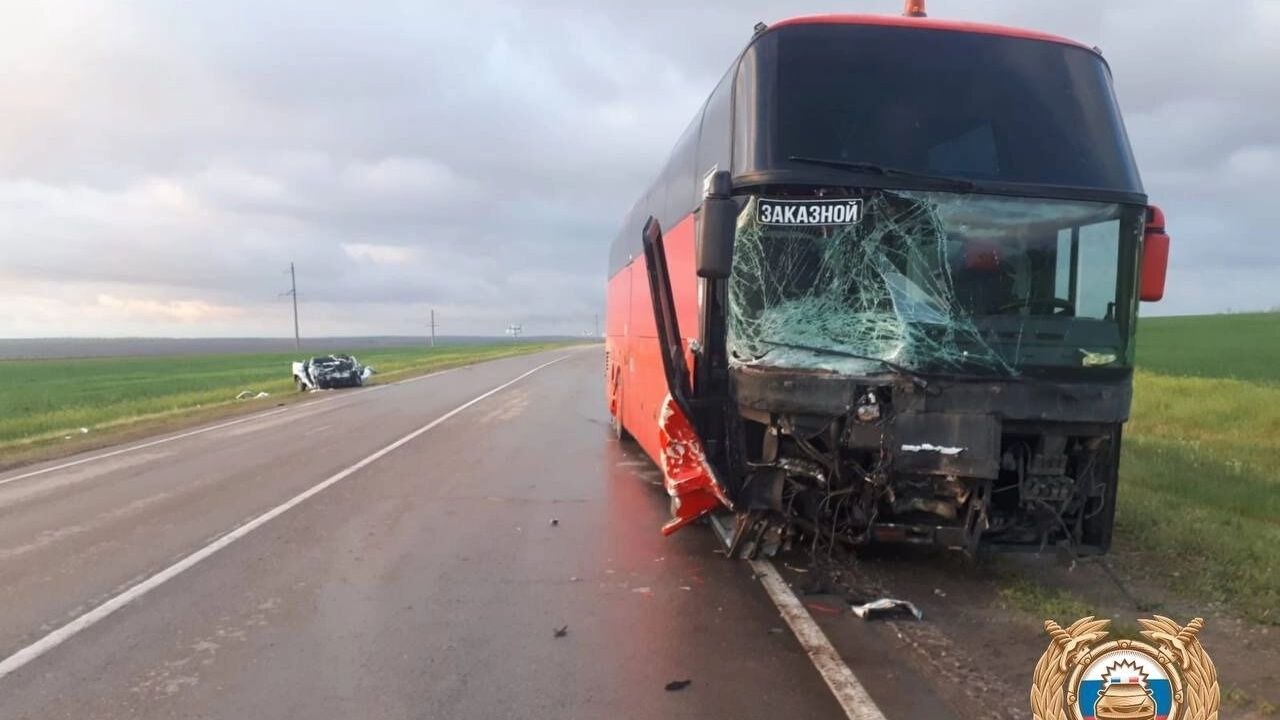 На трассе «Морозовск–Цимлянск» автобус с 52 туристами попал в смертельное ДТП. Авария произошла поздним вечером 9 мая, около 23:40 на 51-м километре трассы. По предварительным данным, 58-летний водитель автомобиля «ОКА» не справился с управлением на затяжном повороте, выехал на встречную полосу и столкнулся с автобусом «Неоплан», который ехал из Элисты в Воронеж. В салоне автобуса находились 52 туриста и два водителя. Никто из них не пострадал, а вот водитель «ОКИ» погиб на месте ещё до приезда скорой. RostovGazeta