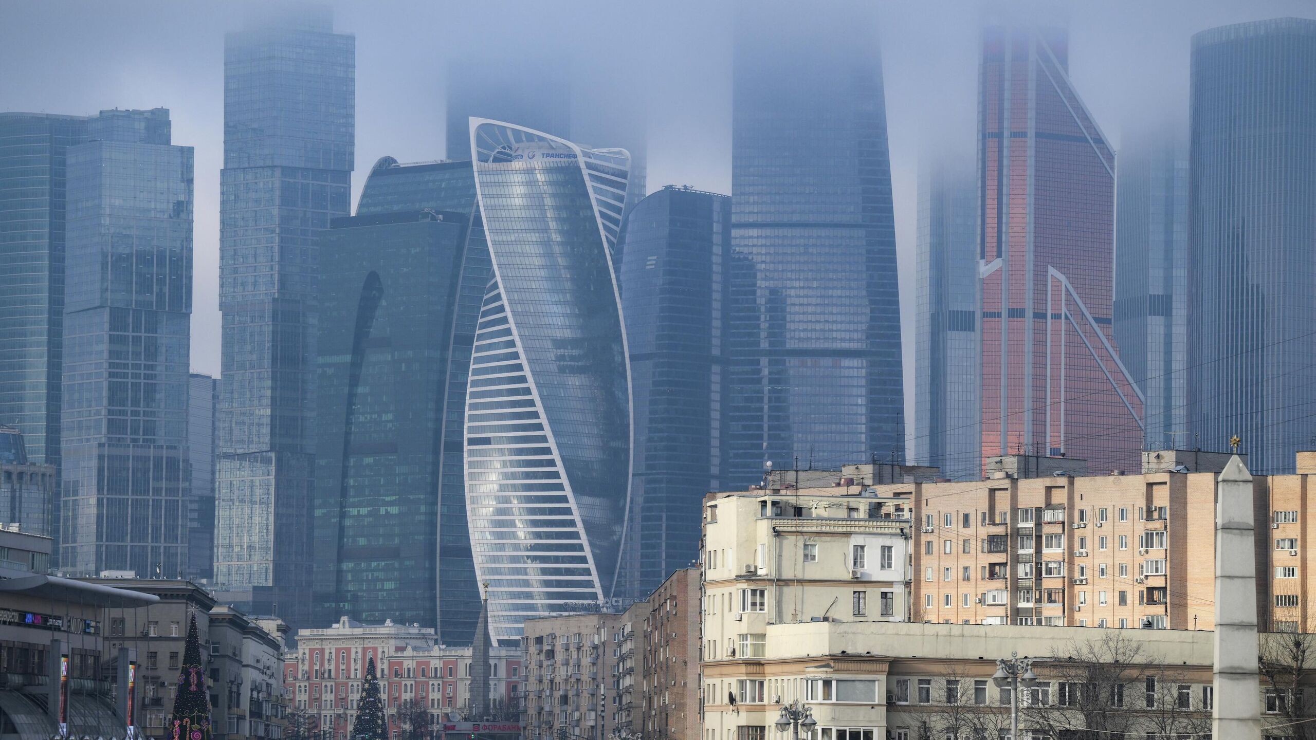 Москва и Санкт Петербург как и в прошлые годы сохранили лидерство в итоговом рейтинге регионов России замыкают список Ингушетия и Тува свидетельствует исследование РИА Новости Как считали рейтинг Итоговый рейтинг регионов позволяет дать комплексную оценку позиции того или иного региона складывающуюся из позиций в ключевых рейтингах характеризующих основные сферы социального и экономического развития субъектов РФ и выпущенных РИА Новости в 2025 году Итоговый рейтинг рассчитан путем усреднения рейтинговых баллов регионов в следующих рейтингах РИА Новости рейтинг регионов России по качеству жизни рейтинг социально экономического положения субъектов РФ рейтинг регионов по рынку труда рейтинг регионов России по материальному благополучию населения рейтинг регионов по научно технологическому развитию рейтинг регионов по приверженности населения здоровому образу жизни Лидеры и аутсайдеры рейтинга