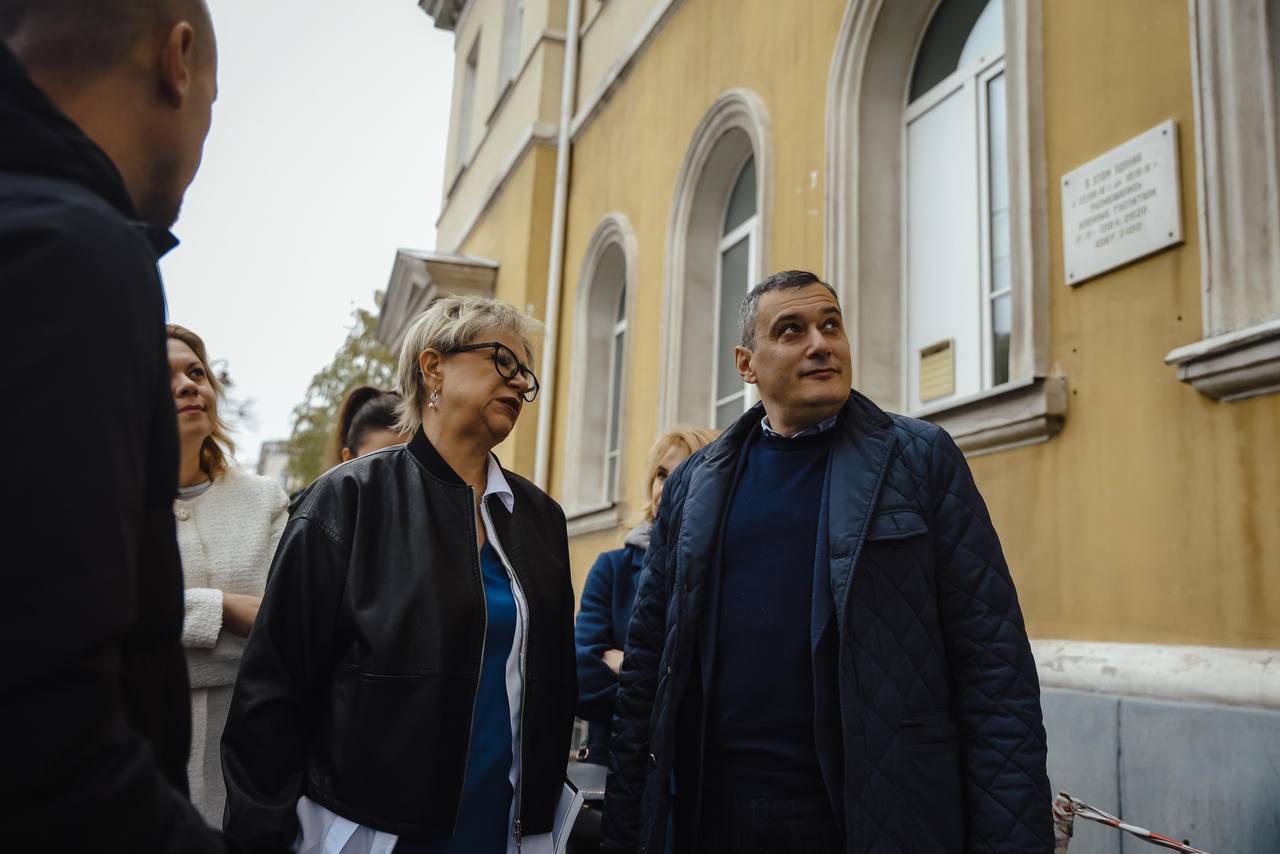 Правительство России направит в регион 250 млн на ремонт гинекологического отделения перинатального центра на Ленина Соответствующее распоряжение подписал Михаил Мишустин Здание на Ленина 29 объект культурного наследия середины XIX века В годы войны в нём размещалось 4 военных госпиталя Но на протяжении порядка 100 лет это был роддом который затем преобразовали в перинатальный центр а после строительства нового здания в его гинекологическое отделение В войну оно было разрушено и восстановлено только в 1952 году А последний ремонт здесь был 20 лет назад сам был там и видел в каких ужасных условиях находятся женщины Часть средств на обновление учреждения мы получили от братской Сербии Но на выполнение всего комплекса работ нужны были дополнительные средства О помощи федерального центра говорили два месяца назад с заместителем председателя Правительства РФ Татьяной Голиковой которая пообещала найти решение Благодаря поддержке федерального центра мы не только создадим комфортные условия для курских будущих мам но и приведём в порядок памятник архитектуры в самом центре города в преддверии 1000 летия Курска ХИНШТЕЙН Подписаться в VK MAX Telegram