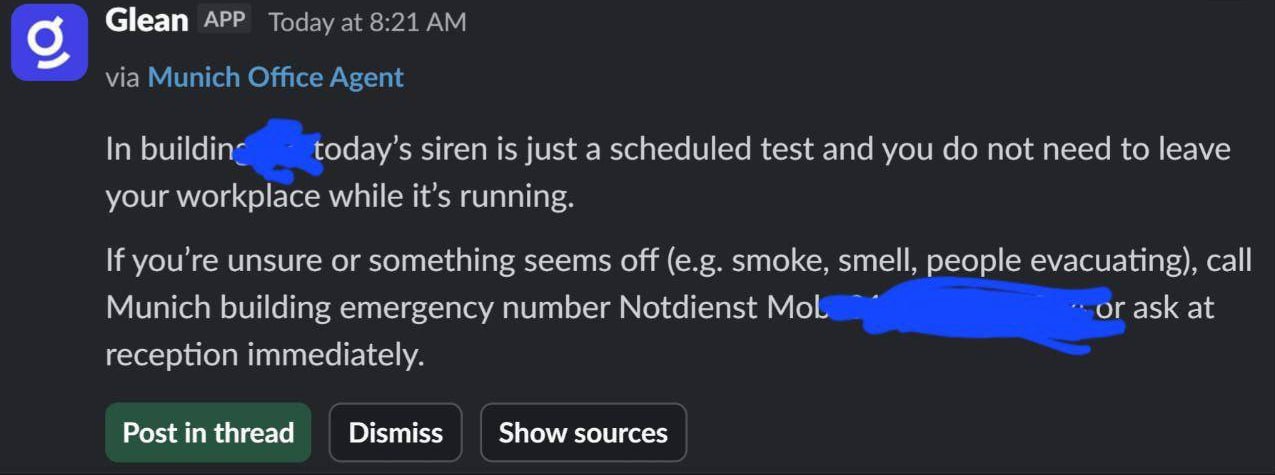 Пожар работе не помеха сотрудник JetBrains рассказал как ИИ попросил сотрудников не покидать офис когда там начался пожар В офисе компании сработала пожарная тревога и после того как одна из сотрудниц упомянула об этом в общем чате ей в личку прилетело сообщение от ИИ помощника он сказал ей что это учебная тревога и покидать здание не нужно Только вот тревога была настоящей