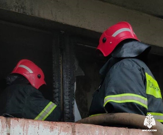 #СводкаЗаСутки #ПожарыЗаСутки   За прошедшие сутки в области произошел 1 пожар. Погибших и пострадавших нет.    В 05:05 8 августа в МЧС России поступило сообщение о возгорании на балконе в квартире двухэтажного жилого дома на улице Кирова в п. Антропово. В 05:32 огнеборцы областной пожарно-спасательной службы полностью ликвидировали пожар. Из дома эвакуировались 9 человек. В результате происшествия выгорело на балконе на площади 3 кв.м., повреждена оконная рама на площади 1 кв.м. Предполагаемая причина – неосторожное обращение с огнем. Обстоятельства устанавливаются.    Соблюдай правила пожарной безопасности и ты предотвратишь трагедию!     MAX
