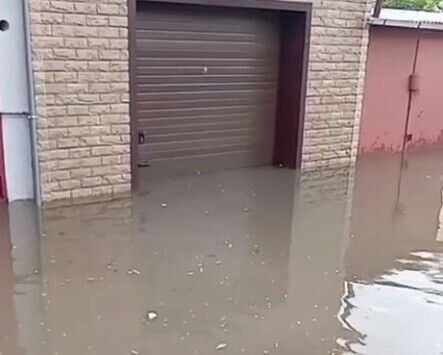 В Благовещенске гаражи оказались в воде после последнего ливня В областном центре обильные осадки, обрушившиеся в минувшую субботу, затопили не только улицы и тротуары, но и гаражные массивы. Местами уровень воды поднимался до колена, рассказали благовещенцы. Подробнее здесь