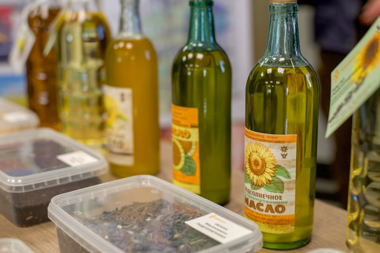 Более чем в половину увеличила Орловская область экспорт растительного масла в этом году Только в октябре наш регион направил Китай и Азербайджан 13 тыс тонн А с начала года экспортировано 106 тыс тонн По сравнению с аналогичным периодом прошлого года экспортный объем вырос на 51 или 36 тыс тонн Поднебесная остается основным получателем орловской масличной продукции 93 от общего экспортного объема Также растительное масло отгружалось в Индию Латвию Беларусь Азербайджан и Чили  Экспортные партии соответствовали всем требованиям стран импортеров региональный Россельхознадзор оформил фитосанитарные сертификаты Интересные новости здесь