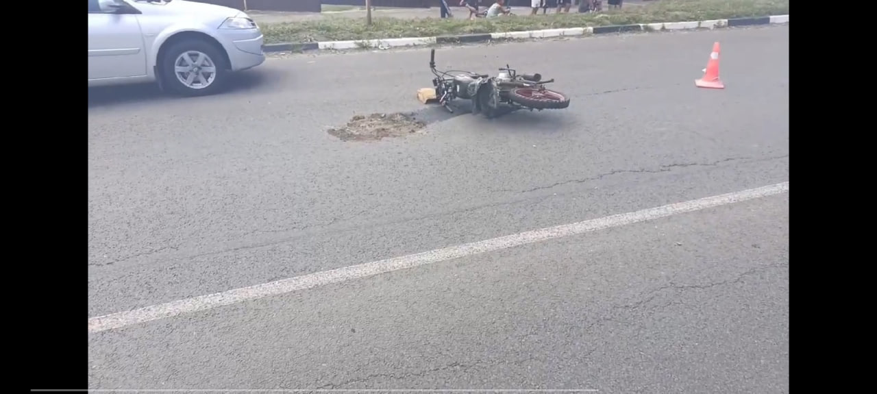 В Фатеже погиб юный мотоциклист, столкнувшись с автомобилем полиции Резонансное ДТП с летальным исходом произошло 30 июля примерно 11:35 в городе Фатеже Курской области. Как сообщили в ГАИ Курской области, в аварии с участием служебного автомобиля полиции погиб 19-летний мотоциклист. Не имеющий прав соответствующей категории парень, двигаясь по райцентру на незарегистрированном мотоцикле «Альфа», по предварительным данным, допустил столкновение со служебным автомобилем ДПС Госавтоинспекции. Мотоциклиста отбросило на встречную полосу движения, где на него совершил наезд автомобиль ВАЗ-21103 под управлением 66-летнего водителя. Мотоциклист скончался на месте. По данному происшествию проводится проверка, выясняются все обстоятельства ДТП. По результатам проверки будет дана правовая оценка действиям всех участников. Фото: УМВД по Курской области
