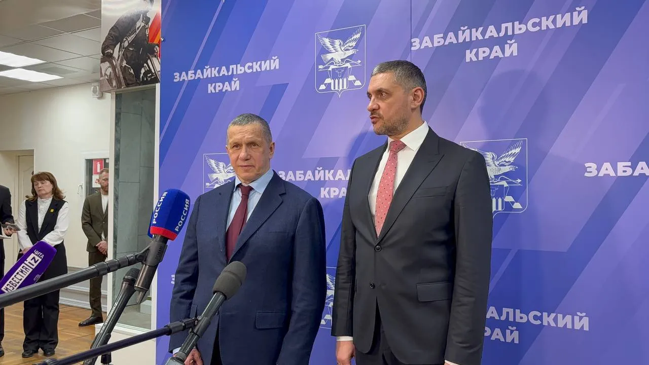 Трутнев оценил темпы развития Забайкалья как уверенные на фоне прошлых лет  Забайкальский край демонстрирует стабильное развитие об этом заявил Юрий Трутнев в рамках пресс подхода в правительстве Забайкалье после завершения обсуждения социально экономического развития Забайкальского края и крупных инвестпроектов По его словам регион не входит в число лидеров Дальнего Востока по абсолютным показателям однако показывает заметный прогресс по сравнению с предыдущими годами Но самое главное в основе этого доклада лежит хорошая работа Потому что если брать скажем абсолютные показатели связанные с объёмом инвестиций с новыми проектами с созданием рабочих мест то Забайкалье сегодня не в лидерах среди регионов Дальнего Востока где то в серединке Сегодня показатели развития Забайкалья существенно превышают российские И в целом по динамике развития на Дальнем Востоке Забайкалье выглядит достаточно хорошо Поэтому работа идёт Работа непростая мы сегодня много обсуждали Но самое главное что она движется что руководство региона видит цель и стремится к тому чтобы регион развивался чтобы люди жили лучше заявил Юрий Трутнев Фото ИА ChitaMedia Читайте нас в ДЗЕН ВК ОК МАХ   ChitaMedia Прислать нам новость