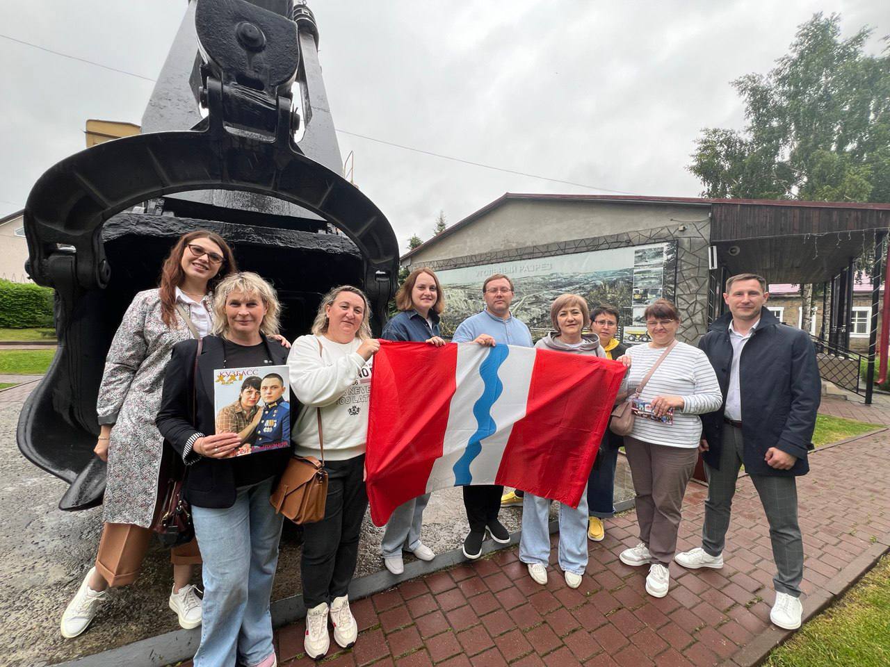 Наталья Макарова на окружном совещании Минпросвещения в Кемерово Сейчас в Кемерово проходит окружное совещание Министерства просвещения России. Омский педагогический на мероприятии представляет ректор Наталья Макарова. Совещание объединило ректоров педагогических вузов, представителей органов управления образованием, директоров школ и специалистов сферы профразвития. На совещании, организованном на базе Института развития образования Кузбасса, обсуждаются ключевые вопросы: итоги учебного года 2024–2025 и задачи на новый учебный период; кадровое развитие, повышение качества школьного образования и снижение бюрократической нагрузки на педагогов; обмен лучшими образовательными практиками и методическим сопровождением управленцев и учителей; В программе — посещение лучших образовательных площадок Кузбасса: президентского кадетского училища, центра «Сириус. Кузбасс», городского лицея и педколледжа. На второй день совещания запланирована масштабная проектная сессия. В числе обсуждаемых тем — подготовка инженерно-педагогических кадров, развитие школьных библиотек, обновление нормативной базы, а также повышение квалификации и методическое сопровождение. Участие ОмГПУ в таких масштабных мероприятиях позволяет университету быть в контексте федеральных приоритетов в образовании, обмениваться опытом с коллегами из других регионов и укреплять профессиональные связи.